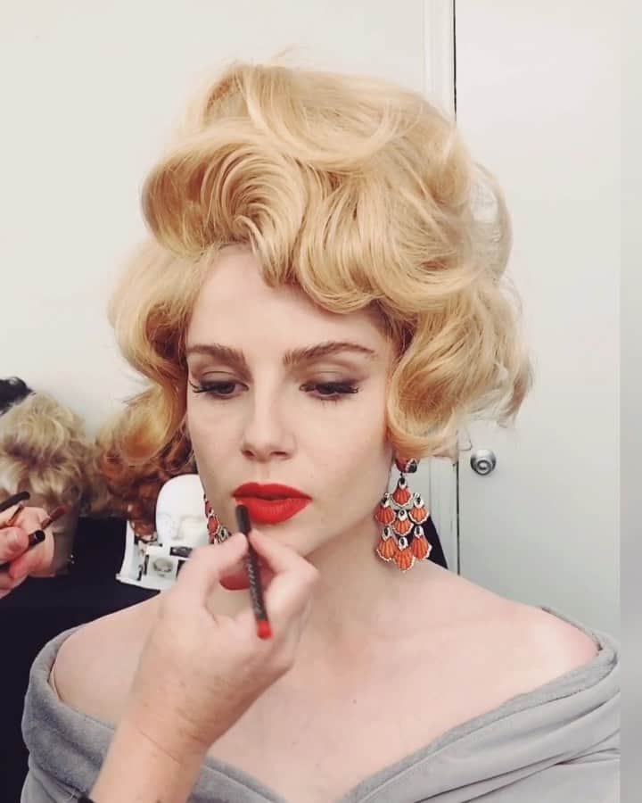 JO BAKERのインスタグラム：「L U C Y • B O Y N T O N 🇬🇧 Italian 60’s movie star feels .... on #lucyboynton  Bts tough ups from the set of  @thecut editorial for @nymag shot and dreamt up by @sophiiieeehart  Hair @hairbyadir  Makeup by me  #jobakermakeupartist using @chanel.beauty」