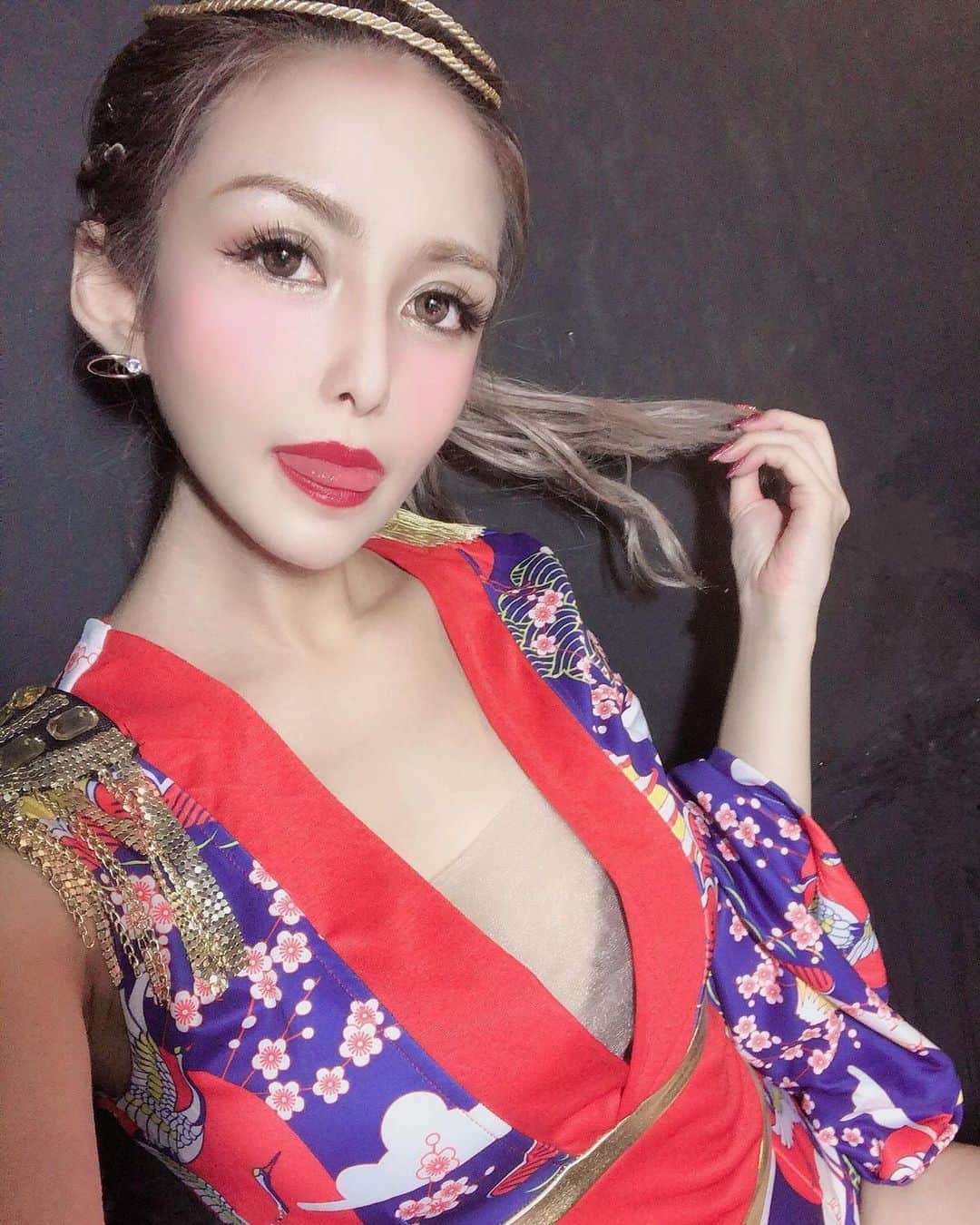 竹村寿美佳（すうちゃま）さんのインスタグラム写真 - (竹村寿美佳（すうちゃま）Instagram)「@v2tokyo 今夜もいます💗 早速動画ありがとうございます💗💗💗 _#v2tokyo#club#gogodancer#event#party#girl#me#kimono#japanesefashion#tokyo#japan#selfie#music#model#rq#クラブ#六本木#ダンサー#イベント#パーティー#夏#シャンパン#金髪#ハーフ#モデル#キャンギャル#着物#ヘアアレンジ#メイク#自撮り」8月25日 0時36分 - suuchamav3v