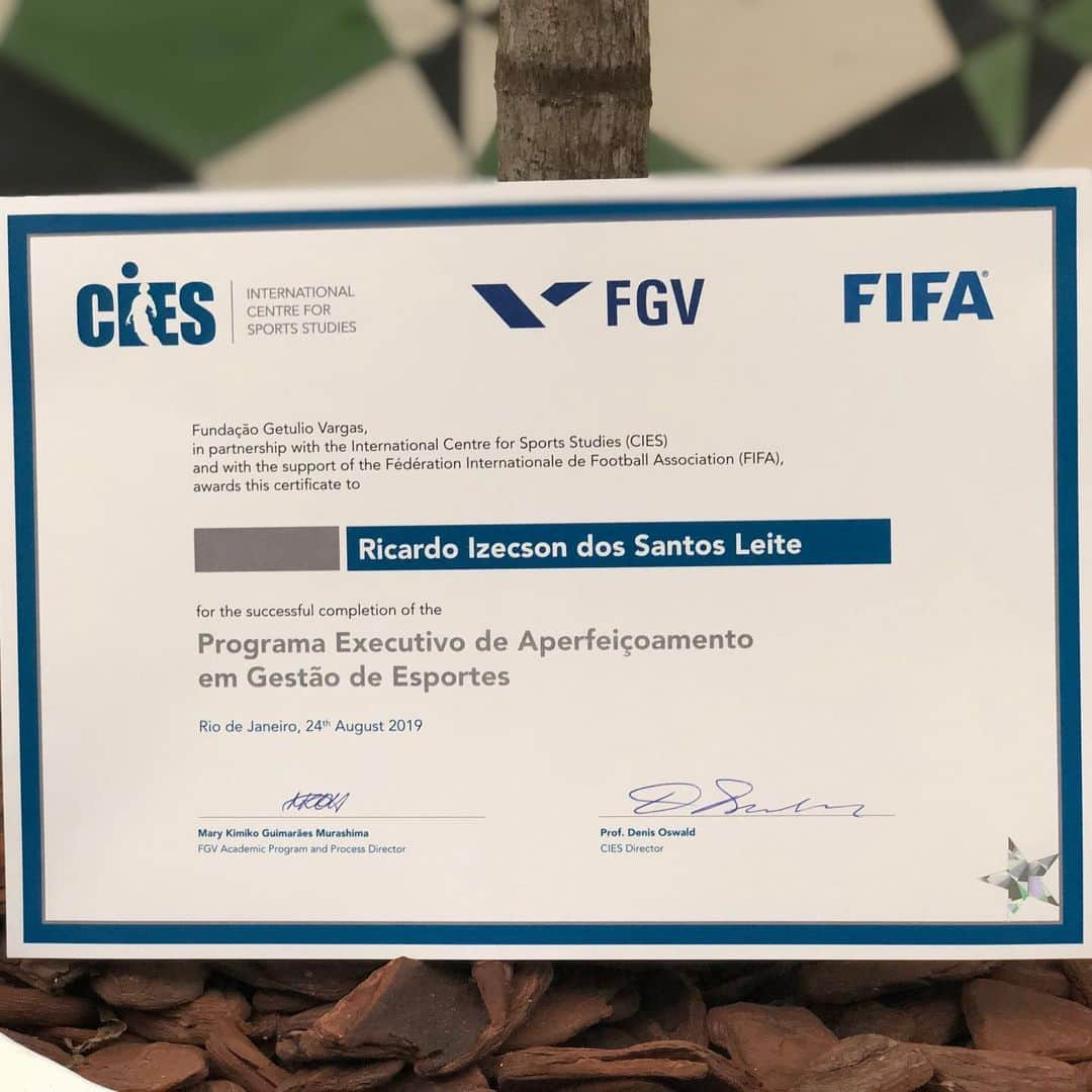 カカさんのインスタグラム写真 - (カカInstagram)「Etapa concluída 👨🏻‍🎓 Programa de Gestão Esportiva FIFA / FGV / CIES」8月25日 0時29分 - kaka