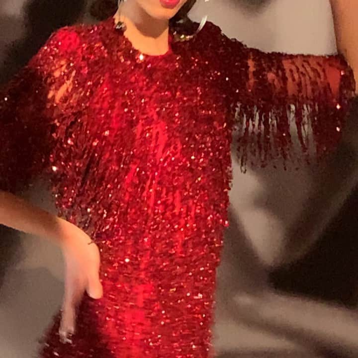 のインスタグラム：「Shake shake shake..dresses that dance. Naeem Khan Resort 2020. #eveningdresses #glamour #party #fringe」