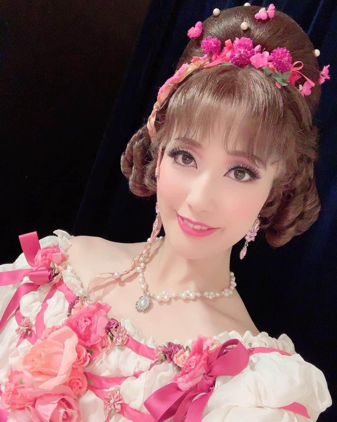 彩花まりさんのインスタグラム写真 - (彩花まりInstagram)「. エリザベート あと３回✨ . 本日もありがとうございました。 今日は一足早く少年ルドルフの大橋冬惟くんが千秋楽でした。3ヶ月お疲れ様！ 刻一刻と終わりが近づき、楽屋のお片付けも着々と進んでおります。 千秋楽は普段通りの公演をしながらお衣装や身の回りを片付けるので なんとなく慌ただしい空気になりますが、私はそれが昔からなぜか好きで。笑 いかに効率よく片付けるかを考えながらここ数日過ごしています。笑 . そんな今日は、最近いちばん好きなお衣装になりつつある バートイシュルのお見合いの場面の写真です♡ . リボンがたくさんでピンク祭りで。 お衣装合わせの時はキャラじゃない、、と恥ずかしかったけれど いまや大好きになりました☺️ 結婚式くらいの普通に素敵なドレスで行けばお見合い成功したんじゃない？ とよく言っていただきますが、それだとお話進まないし、見慣れると結構可愛いんですよ😍 明日も一生懸命生き抜きたいとおもいます。 . それではお休みなさい☺️ . . #エリザベート #ヘレネ #彩花まり #バートイシュル #お見合い #気合い入れすぎ問題 #リボン #ピンク #かわいい #ショートケーキ みたいと言われる。笑」8月25日 0時32分 - _mari_ayaka