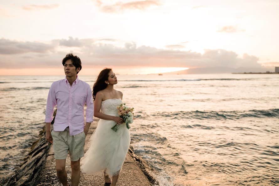 大見謝葉月さんのインスタグラム写真 - (大見謝葉月Instagram)「Beautiful sunset🧡 🤵 @sotaroo 💍 @firstwedding This is for a job !! #firstwedding  #hawaii #wedding #shooting #摄影」8月25日 0時44分 - h_a_z_k_i