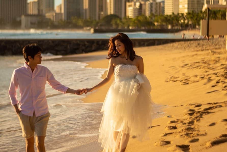 大見謝葉月さんのインスタグラム写真 - (大見謝葉月Instagram)「Beautiful sunset🧡 🤵 @sotaroo 💍 @firstwedding This is for a job !! #firstwedding  #hawaii #wedding #shooting #摄影」8月25日 0時44分 - h_a_z_k_i