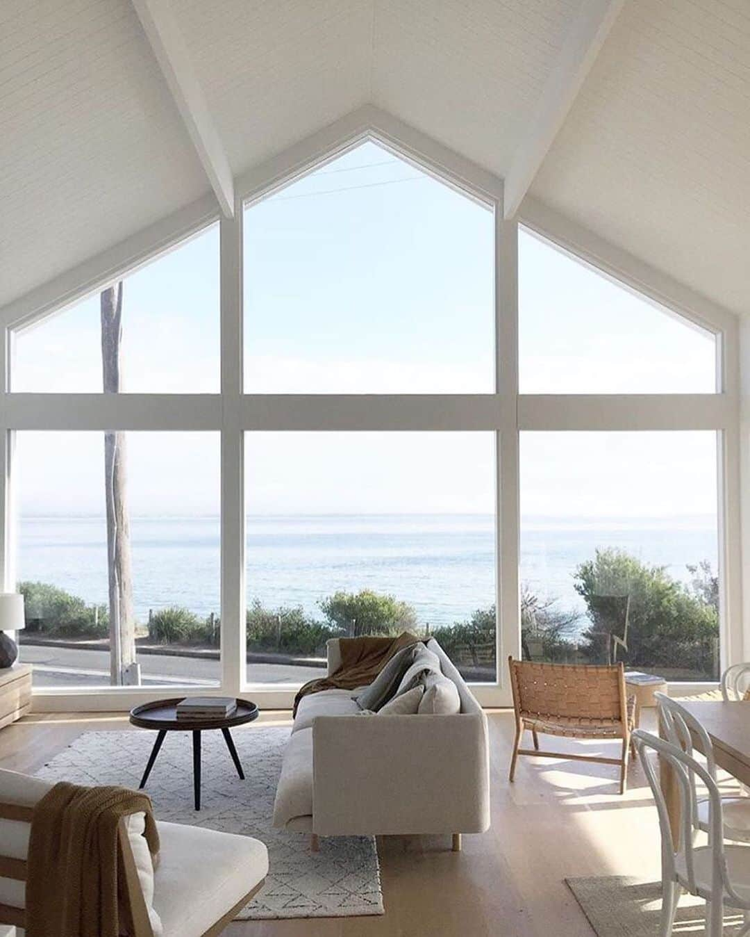 Airbnbさんのインスタグラム写真 - (AirbnbInstagram)「An interior like this might make you feel like basking at home all day, but the big windows are a constant invitation outside. Dig your toes into the sand at Shoal Bay Beach, paddleboard on the calm waters of the bay, or climb Tomaree Mountain for even wider views of the whole Port Stephens area and beyond.  Photo: @nataliewalton」8月25日 0時45分 - airbnb