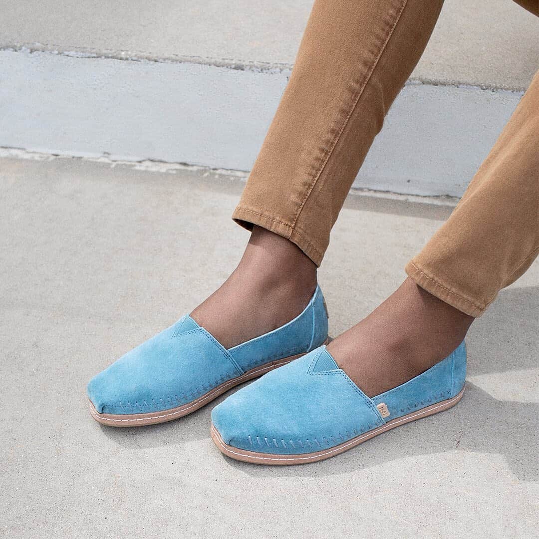 トムズシューズのインスタグラム：「Our iconic Alpargata has a bold new look.」
