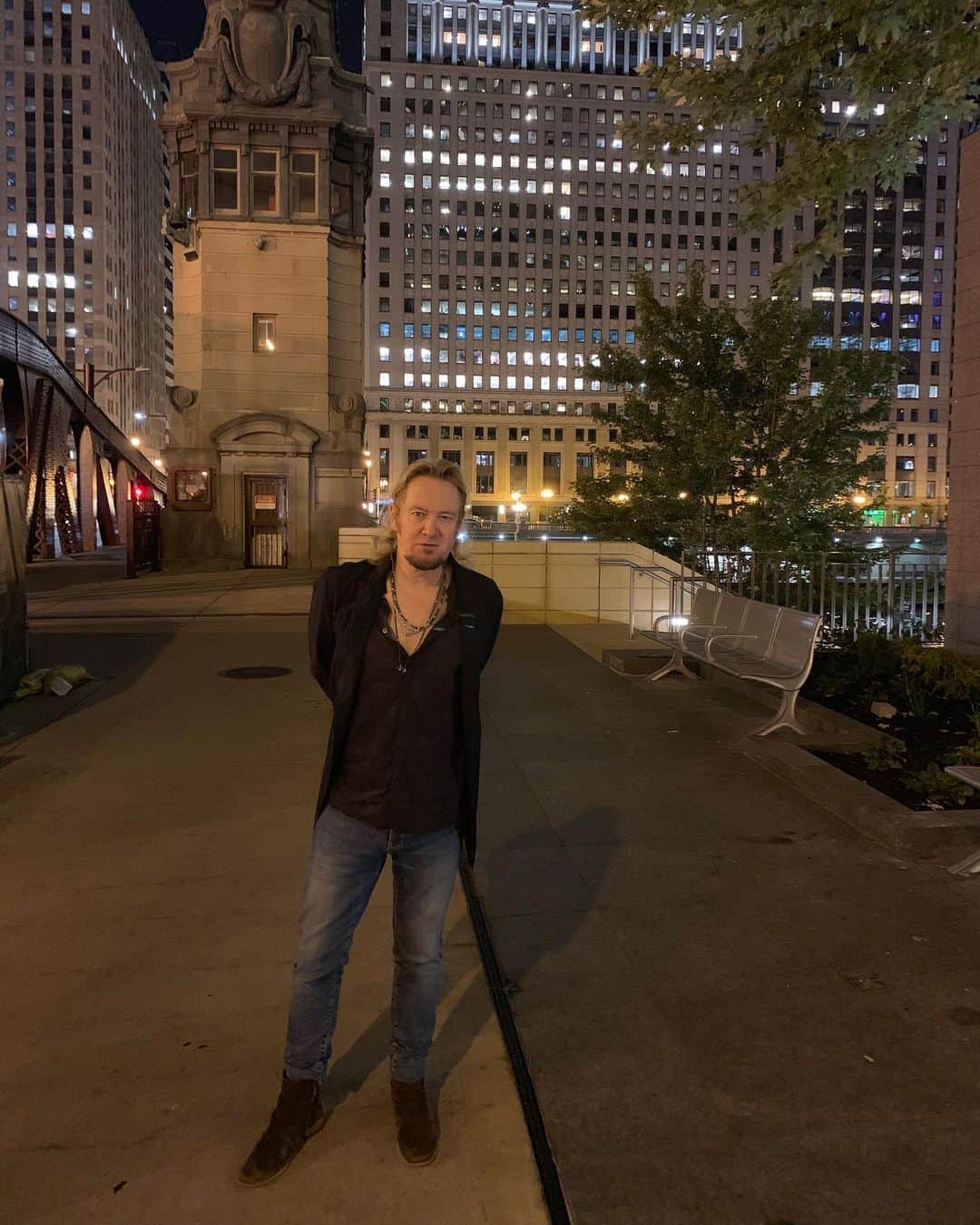 エイドリアン・スミスのインスタグラム：「Great music, great food, great fishing! My kind of town. #chicago @ironmaiden #LegacyOfTheBeast」