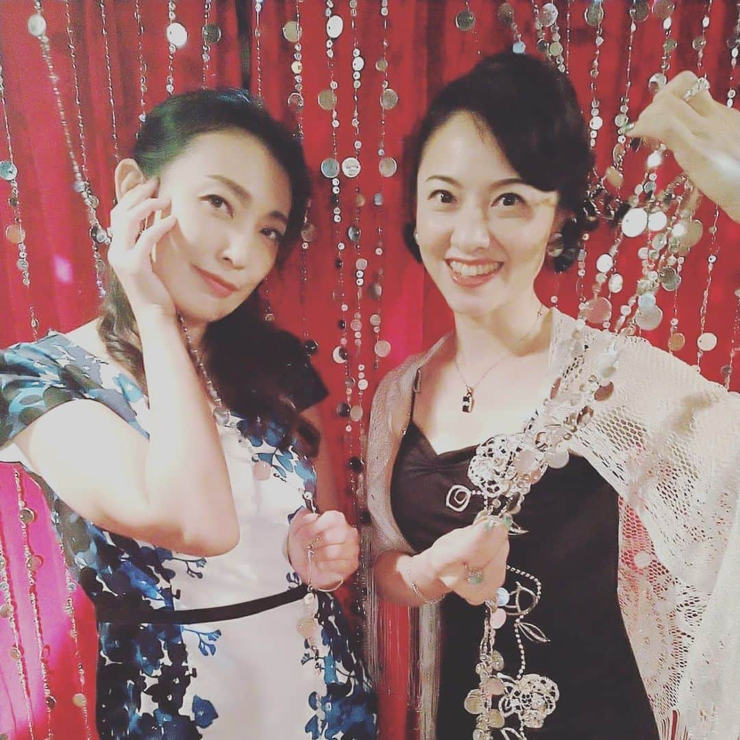 田中美里さんのインスタグラム写真 - (田中美里Instagram)「観て下さった方、ありがとうございました！  クラブマリーはミラーボールもあってキラキラしてます。 「愛が生まれた日」しか歌えないはつみさんです。  もうこれ以上、深みにはまらなで〜〜。 愛生まれないで〜〜。 #それぞれの断崖 #東海テレビ #フジテレビ系 #マリーのママ #魏涼子 さん #オフショット」8月25日 0時54分 - misatotanaka77