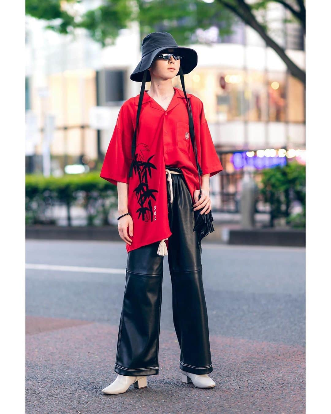 Harajuku Japanさんのインスタグラム写真 - (Harajuku JapanInstagram)「18-year-old Japanese fashion designer and aspiring rapper Kaichi (@kaichisuzuki) on the street in Harajuku. He’s wearing a tiger print shirt with a Zara bucket hat, Zara faux leather pants, a vintage fringe bag, and H&M heeled boots.」8月25日 0時46分 - tokyofashion