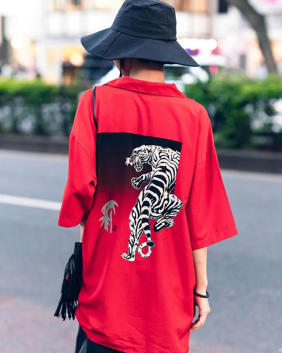 Harajuku Japanさんのインスタグラム写真 - (Harajuku JapanInstagram)「18-year-old Japanese fashion designer and aspiring rapper Kaichi (@kaichisuzuki) on the street in Harajuku. He’s wearing a tiger print shirt with a Zara bucket hat, Zara faux leather pants, a vintage fringe bag, and H&M heeled boots.」8月25日 0時46分 - tokyofashion