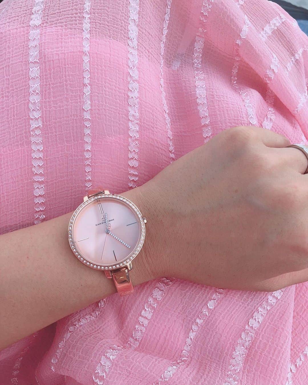 野田彩加さんのインスタグラム写真 - (野田彩加Instagram)「ブレスレットみたいな時計が可愛すぎる🥺♥️ #4bwatches#腕時計 #時計 #4B #fashion #summer・  クーポンコード→【aya.205】」8月25日 0時49分 - aya.205
