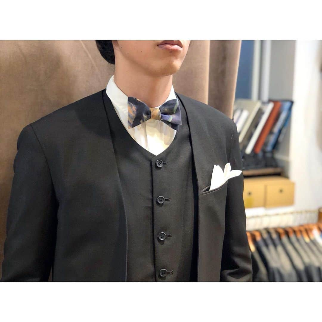 life_style_orderさんのインスタグラム写真 - (life_style_orderInstagram)「< 3pc×collarless > 衿無しのノーカラースリーピース。  白シャツに柄の蝶ネクタイでシンプルコーディネート。  ルーズな腰回りのタックパンツが今なスタイル👍🏻 . . . ----------------------------------------- ※御来店の際は御予約をお願い致します。 ----------------------------------------- オーダーメイド製品はlifestyleorderへ。 made in japan  #lifestyleorder #ライフスタイルオーダー #プレ花嫁 #新郎コーデ #新郎衣装 #スーツスタイル #オーダースーツ #オーダータキシード #2018冬婚 #2019春婚 #スリーピース #蝶ネクタイ #ノーカラー  #ノーカラースーツ」8月25日 0時54分 - life_style_order