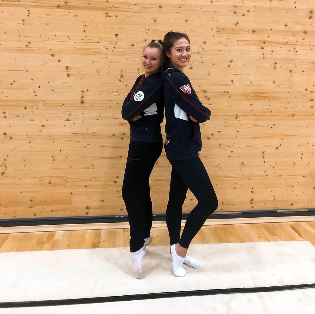 リン・ハッチソンさんのインスタグラム写真 - (リン・ハッチソンInstagram)「2 weeks of summer training at @istaracademy done ✅💪 was so good to work together with Stephani during week one (plus doing our own training, 1 move per day 😂👵). Really pleased with how everything has gone and how much our girls have learnt and improved! 🙌 On to the next task, Lilleshall next week for England training and then Portimão international tournament 🤸‍♀️🇵🇹 #rhythmicgymnastics #istaracademy」8月25日 1時00分 - lynnekarinahutch