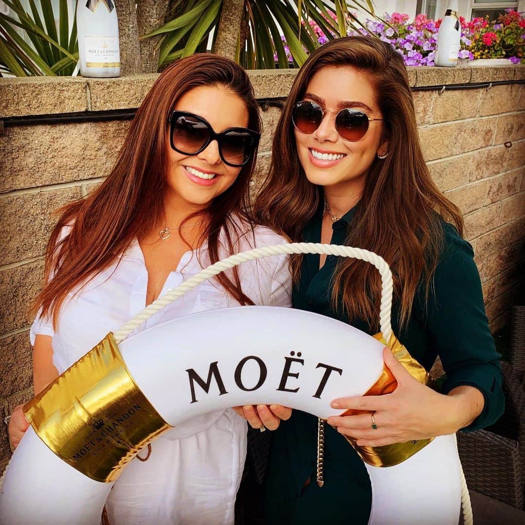 ニッキー・サンダーソンのインスタグラム：「Me and my girl! Life is so much brighter with my sister in it 💗  #bestfriend #sisterfromanothermister #love #family #drinks #happy」