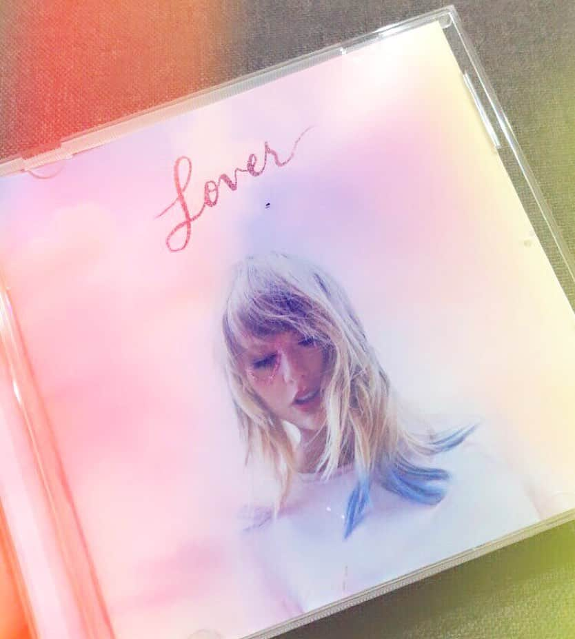 ドーキンズ英里奈さんのインスタグラム写真 - (ドーキンズ英里奈Instagram)「大好きなテイラー @taylorswift 🌈 ⠀ newアルバムは、ME!のPVでヘビが 私の大好きなバタフライになって ピンクとハートがいっぱいで🦋🦋 ⠀ ワクワク待っていました💓💓💓💓💓 ⠀ ⠀ 自分のこともっと愛そうって そして、大切な人をもっと愛そうって そう思わせてくれるアルバム🥰 ⠀ ⠀ #lover #taylorswift  #ラヴァー #テイラースウィフト #myfavorite #tay #love」8月25日 1時08分 - erinadawkins