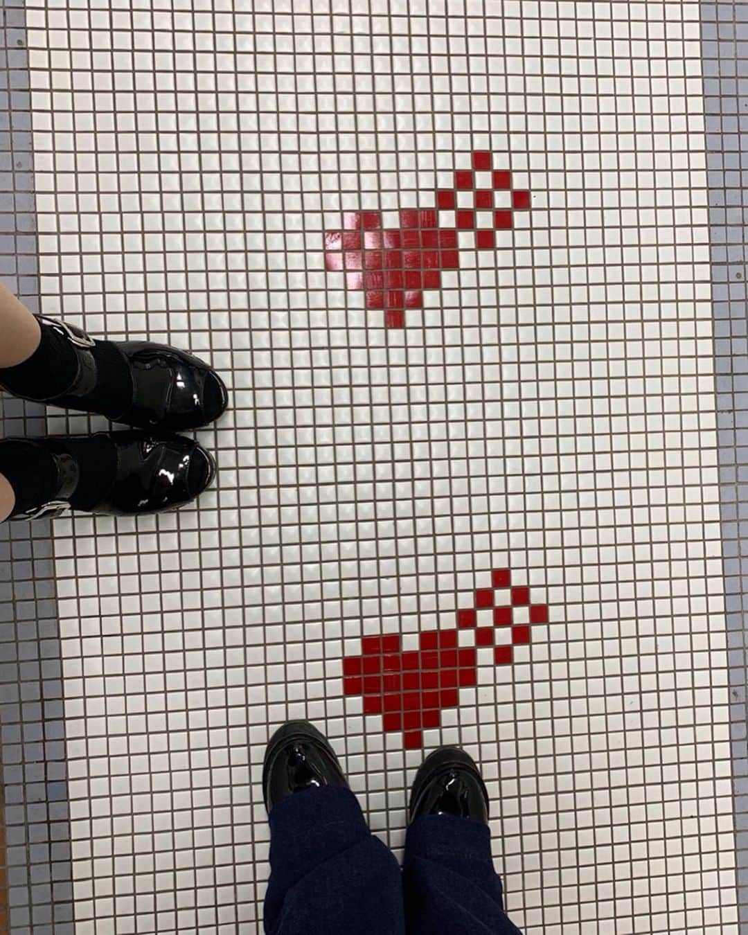 山尾梨奈さんのインスタグラム写真 - (山尾梨奈Instagram)「👣last モカさんとお出掛けする時は 一つ目に行きたいところだけ決めて 後はその時の気分でとことこ歩きます。 行きたいところのストックめっちゃあるよ🧻. . 話尽きないし歩くのも苦じゃない☺︎. . この日、靴の素材まで被りました（笑） #kyoto #りなモカ #カフェ部」8月25日 1時12分 - yamarina_1210