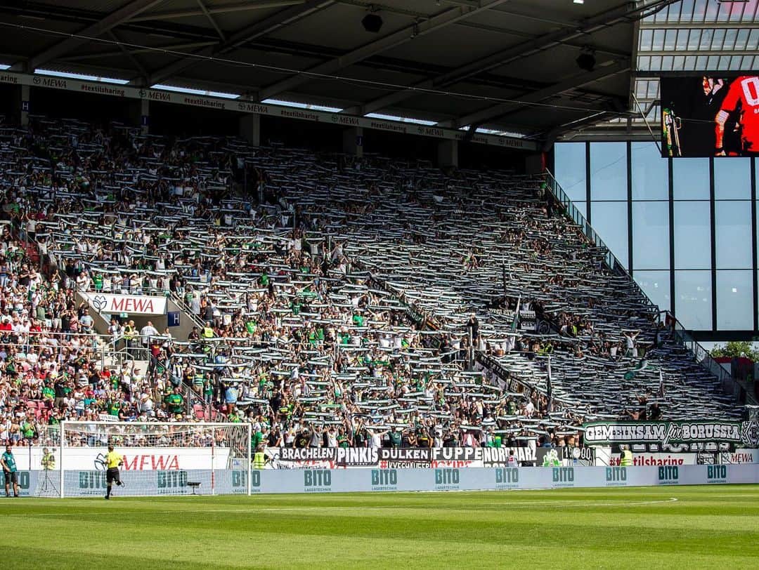 ボルシア・メンヒェングラートバッハさんのインスタグラム写真 - (ボルシア・メンヒェングラートバッハInstagram)「Gemeinsam für Borussia 💚 Danke für den überragenden Support! 🙏🏻 #M05BMG」8月25日 1時15分 - borussia