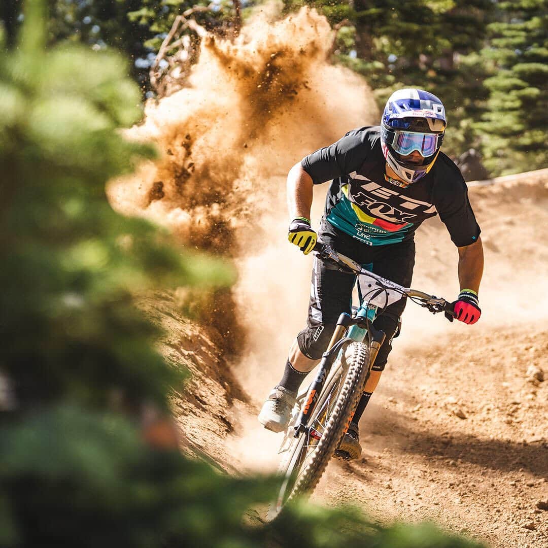 Shimanoさんのインスタグラム写真 - (ShimanoInstagram)「@richie_rude1 letting the dust fly at @world_enduro Northstar. For the first time ever hosting the EWS, Northstar will feature a mix of bike park and backcountry stages featuring rocky and deep dusty conditions that will surely put riders to the test. Good luck to all the athletes competing this weekend.  #ShimanoMTB #EWS」8月25日 1時18分 - rideshimano