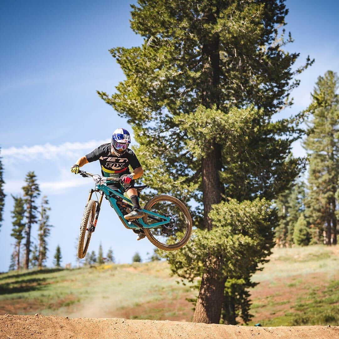 Shimanoさんのインスタグラム写真 - (ShimanoInstagram)「@richie_rude1 letting the dust fly at @world_enduro Northstar. For the first time ever hosting the EWS, Northstar will feature a mix of bike park and backcountry stages featuring rocky and deep dusty conditions that will surely put riders to the test. Good luck to all the athletes competing this weekend.  #ShimanoMTB #EWS」8月25日 1時18分 - rideshimano