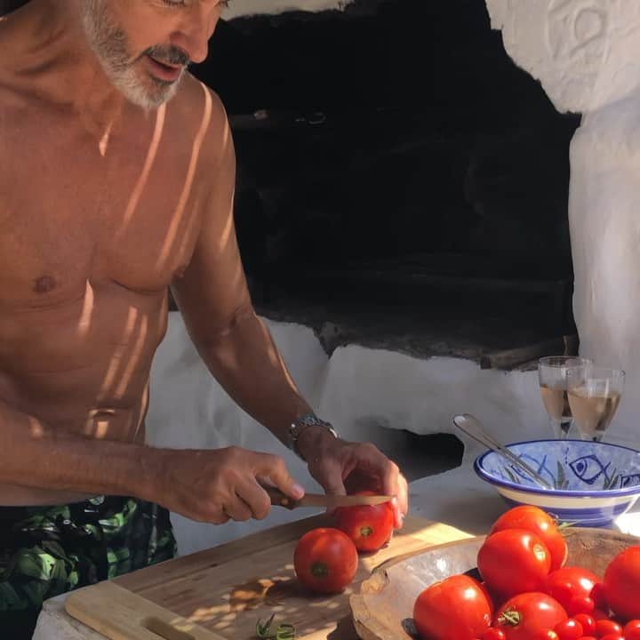 のインスタグラム：「Outdoor Summer kitchen 🍅🍅🍅🍷♥️ #summerdays #onthebeach」