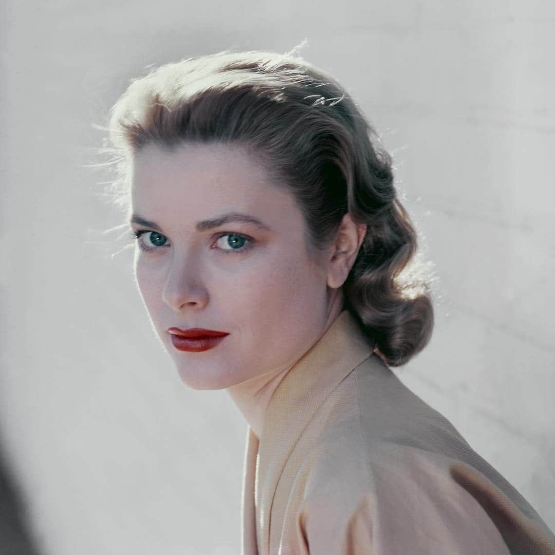 アカデミー賞さんのインスタグラム写真 - (アカデミー賞Instagram)「“You know, I just love Grace Kelly. Not because she was a princess, not because she was an actress, not because she was my friend, but because she was just about the nicest lady I ever met.” - Jimmy Stewart on Grace Kelly, photographed here in 1954」8月25日 1時35分 - theacademy