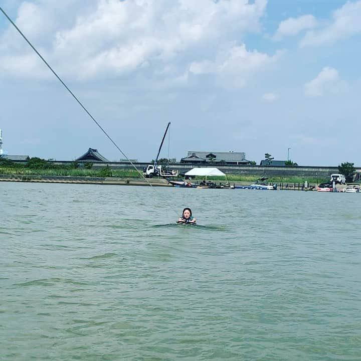 木原万莉子のインスタグラム：「初めてのウェイクボード🏄‍♀️ ・ It's my firs time wakeboard. #もうすでに筋肉痛がやばい」