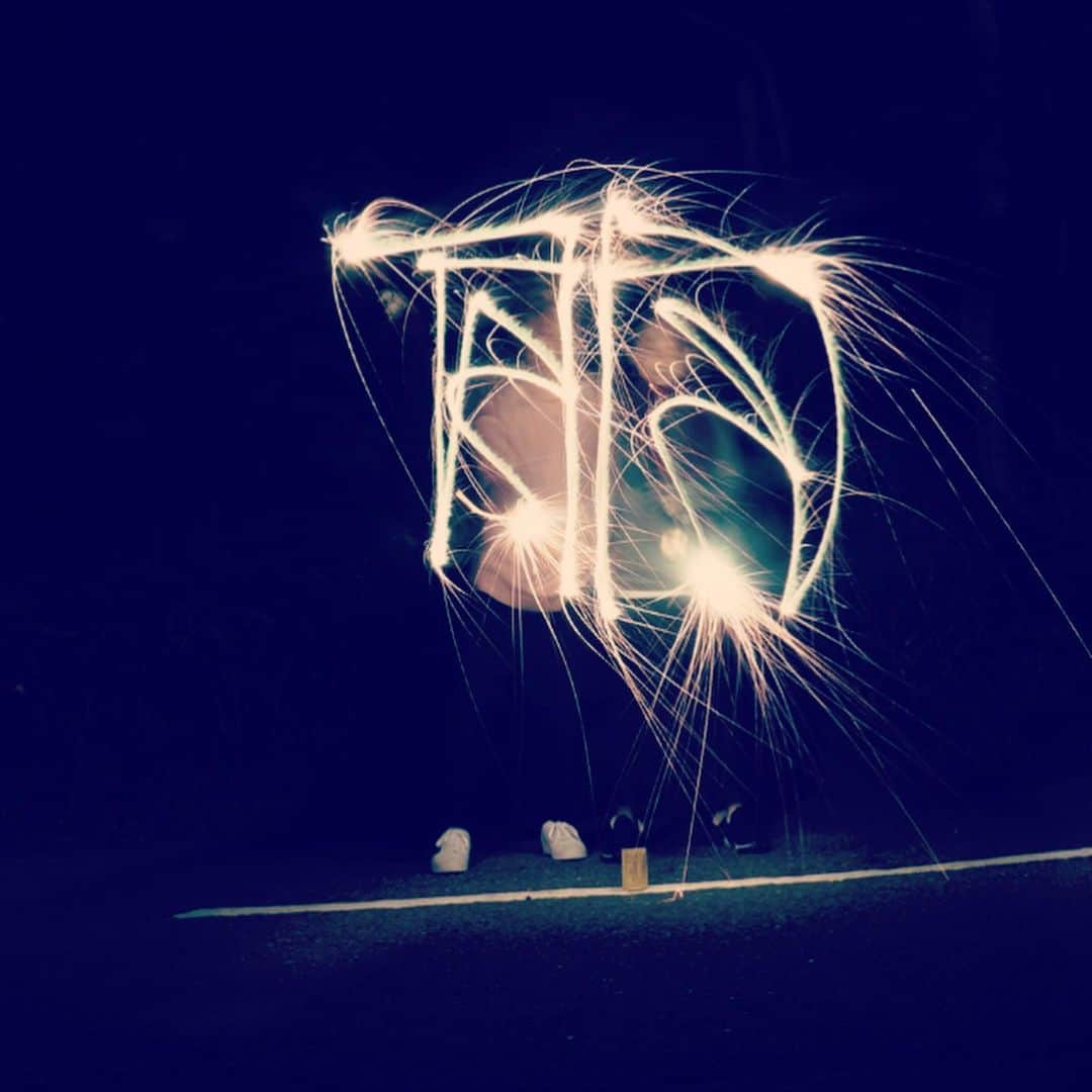 雨宮慶太さんのインスタグラム写真 - (雨宮慶太Instagram)「去年の誕生日の思い出。花火。小西と肘井で〈雨・宮〉の文字。麻聖がガロを描いてくれた。」8月25日 1時48分 - keitaamemiya