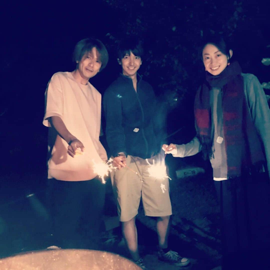 雨宮慶太さんのインスタグラム写真 - (雨宮慶太Instagram)「去年の誕生日の思い出。花火。小西と肘井で〈雨・宮〉の文字。麻聖がガロを描いてくれた。」8月25日 1時48分 - keitaamemiya