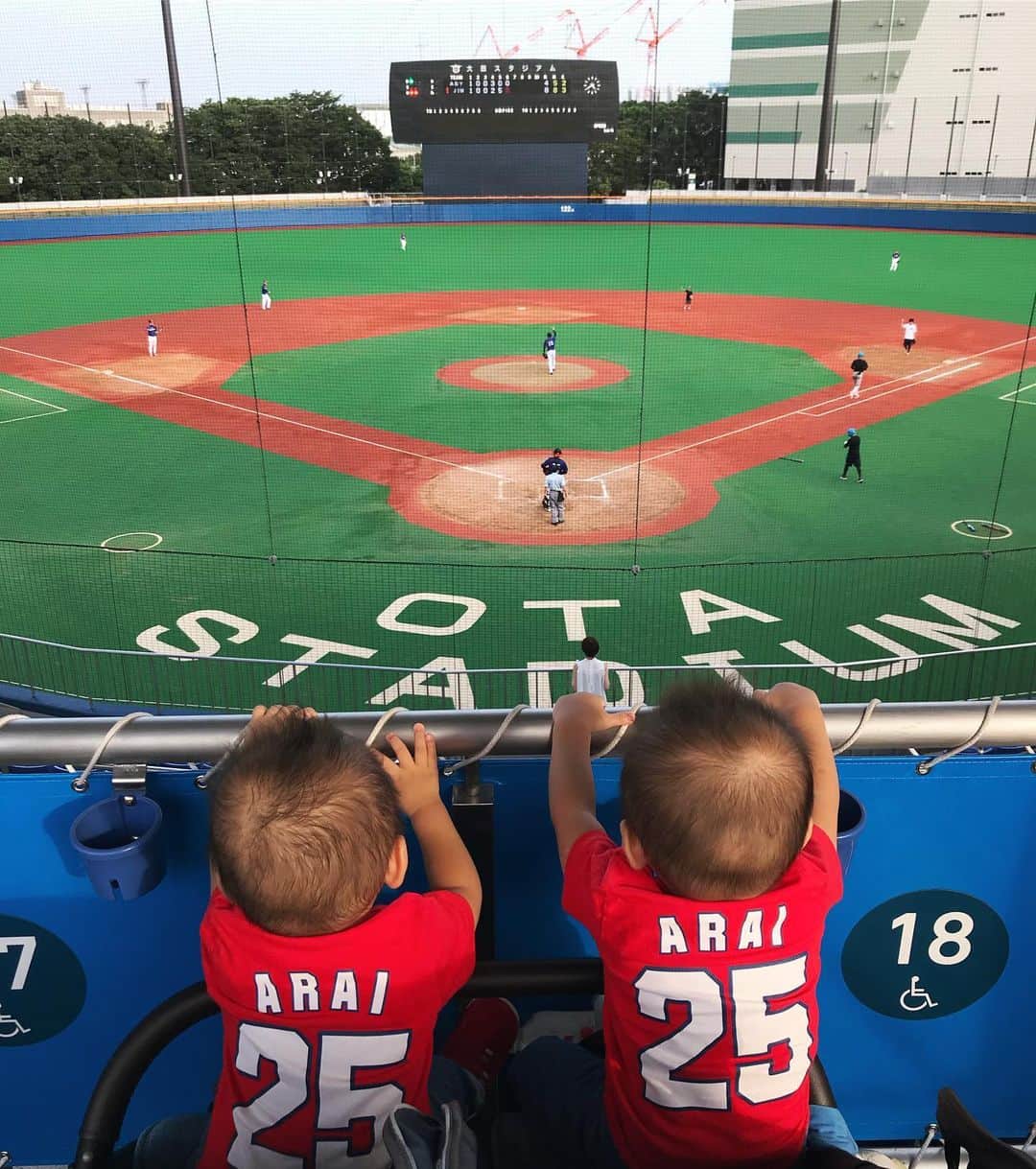 新丼貴浩のインスタグラム：「リニューアルした大田スタジアムに来ました。 観客席へ繋がるエレベーターや車イス席がたくさんできました^_^  子ども達と一緒整列できました^ ^  #大田スタジアム」