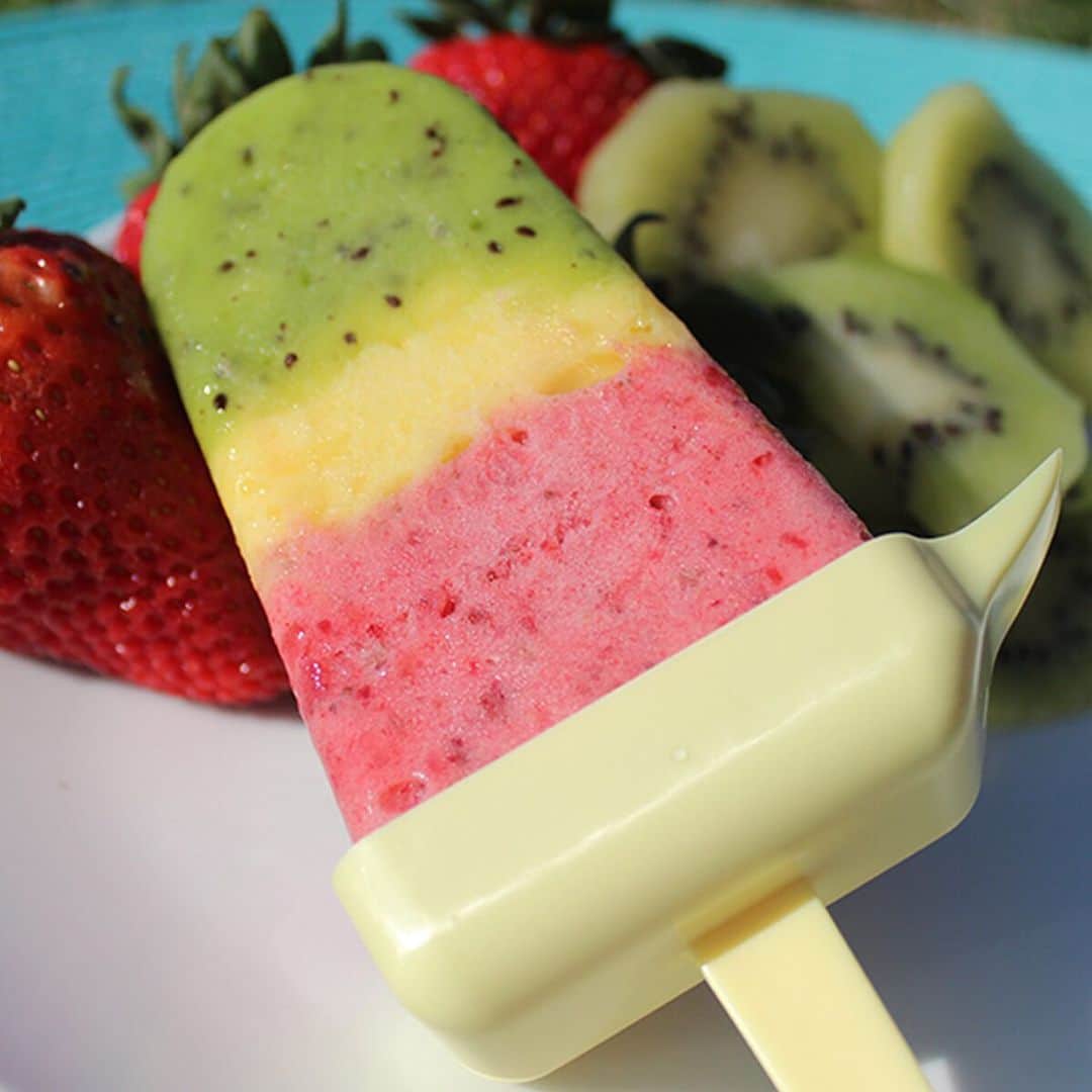 Yonanasさんのインスタグラム写真 - (YonanasInstagram)「Are you clinging to that summer feeling? Nothing screams summer like ℙ𝕆ℙ𝕊𝕀ℂ𝕃𝔼𝕊! These all-natural Kiwi Pineapple Strawberry YoPops are made using ONLY Fruit! No added sugar, artificial flavoring or colors. ⠀ ⠀ ⬆️Click the link in our profile for the recipe.⠀」8月25日 1時49分 - yonanas