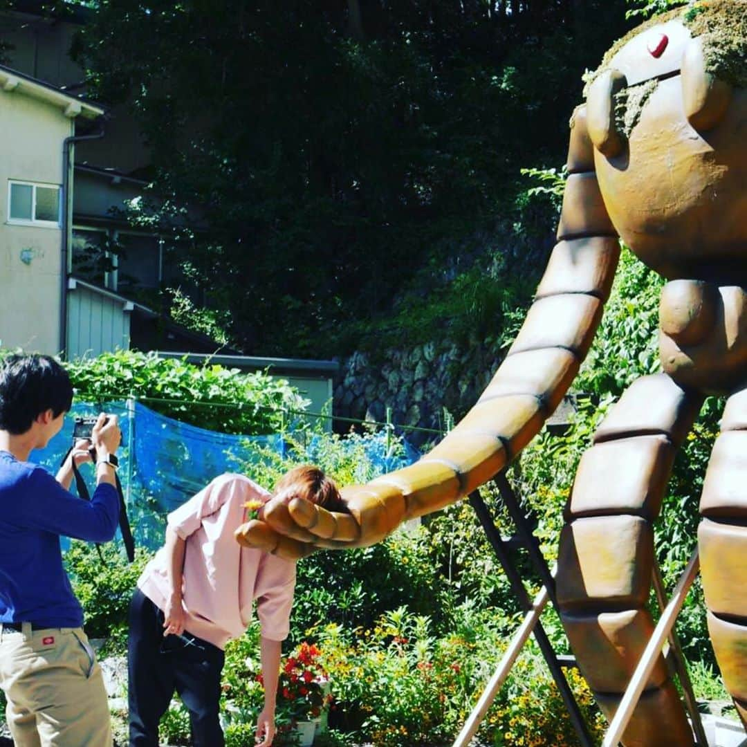 雨宮慶太さんのインスタグラム写真 - (雨宮慶太Instagram)「去年の誕生日の思い出。朝起きると「けいたくん！あそぼ！」の声。玄関には小西と肘井と麻聖が立っていた。彼らがレンタカーを借りてサプライズで一泊旅行の旅をプレゼントしてくれた。ああ、生きてて良かったなあと思った。写真は道中で発見した天空のロボット。三者三様。」8月25日 1時53分 - keitaamemiya