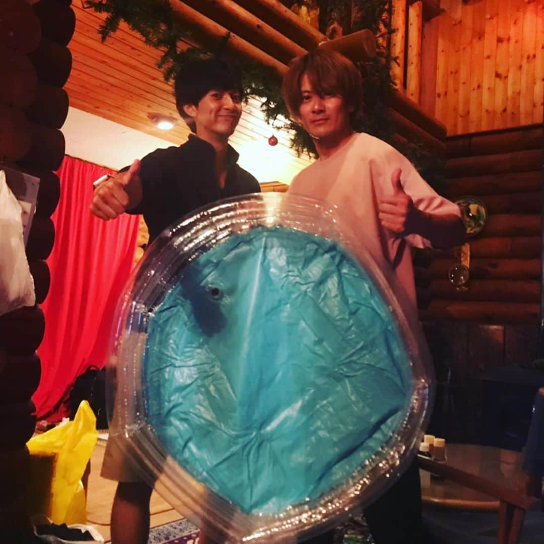 雨宮慶太さんのインスタグラム写真 - (雨宮慶太Instagram)「彼らが手配してくれたバンガローに着いた。何でも俺に童心に帰って夏の思い出を満喫してほしいらしく射的コーナーや風船すくいや、カキ氷コーナーがあった。笑笑。」8月25日 2時00分 - keitaamemiya