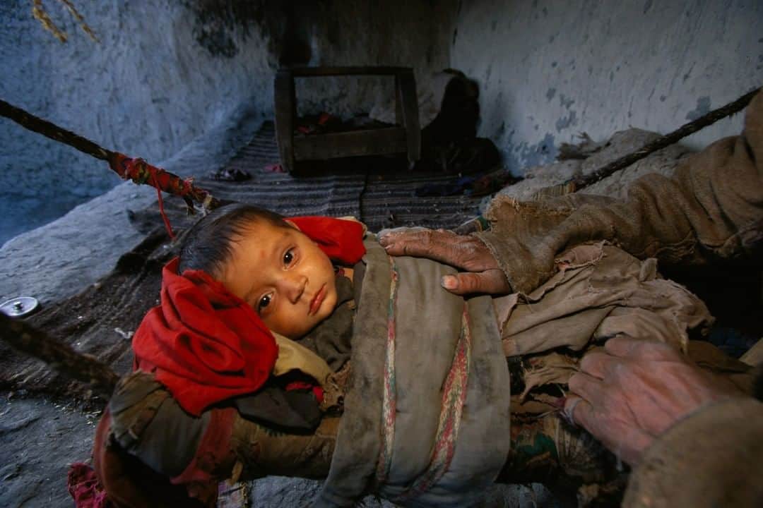 Michael Yamashitaさんのインスタグラム写真 - (Michael YamashitaInstagram)「A child sleeps in a hammock. Little has changed in the Wakhan Corridor over the centuries.  #Afghanistan #WakhanCorridor #Afghan」8月25日 2時00分 - yamashitaphoto
