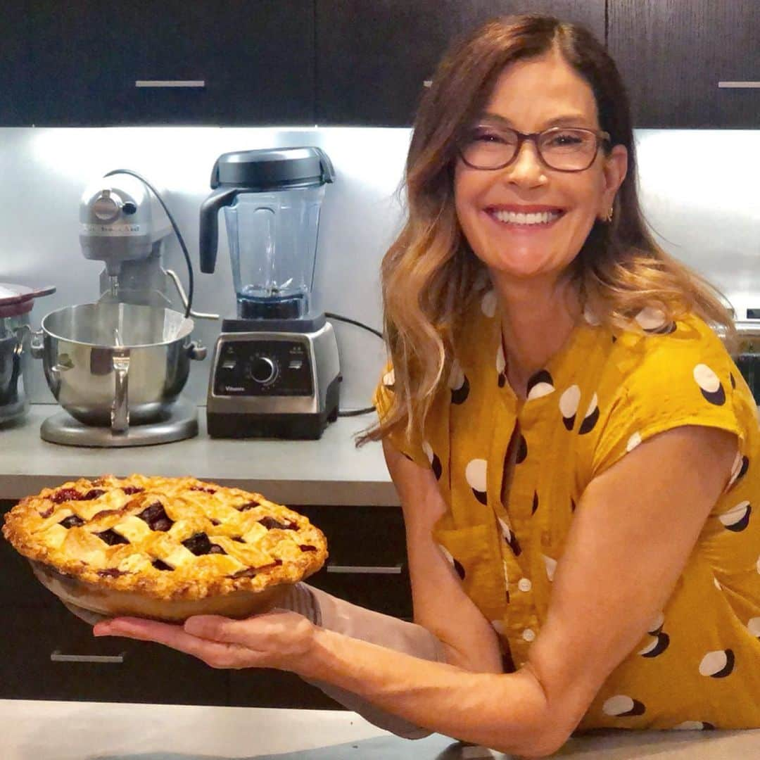 テリー・ハッチャーさんのインスタグラム写真 - (テリー・ハッチャーInstagram)「Great pie starts with flaky crust!  I make mine by hand. Check out this weeks video  CHEERY CHERRY PIE! (link in bio) #goodeats #pie #dough #balls」8月25日 2時00分 - officialterihatcher