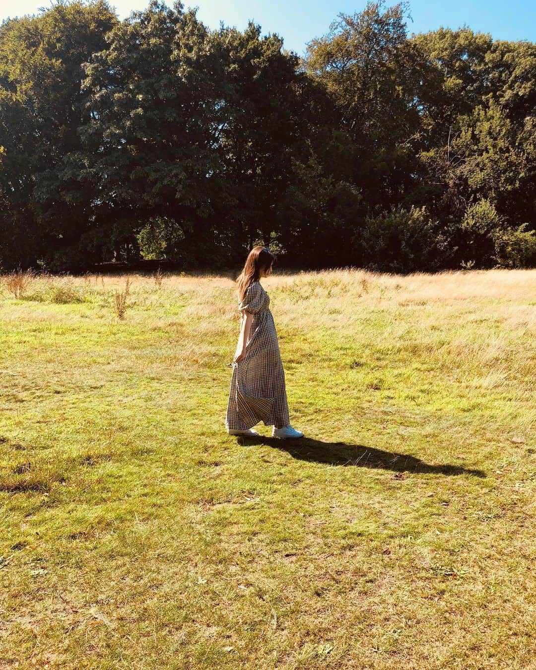 ジェマ・スタイルズさんのインスタグラム写真 - (ジェマ・スタイルズInstagram)「London in summer ☀️🌳♥️ swipe for tiny dog teeth and my intense concentration face on video 🍾 my very out of character dress was a gift from @asos I haven’t felt brave enough to wear until yesterday and I actually love it! PS - I did immediately go and pick up that cork, always take home your litter or you are the trash 🙃」8月25日 2時23分 - gemmastyles