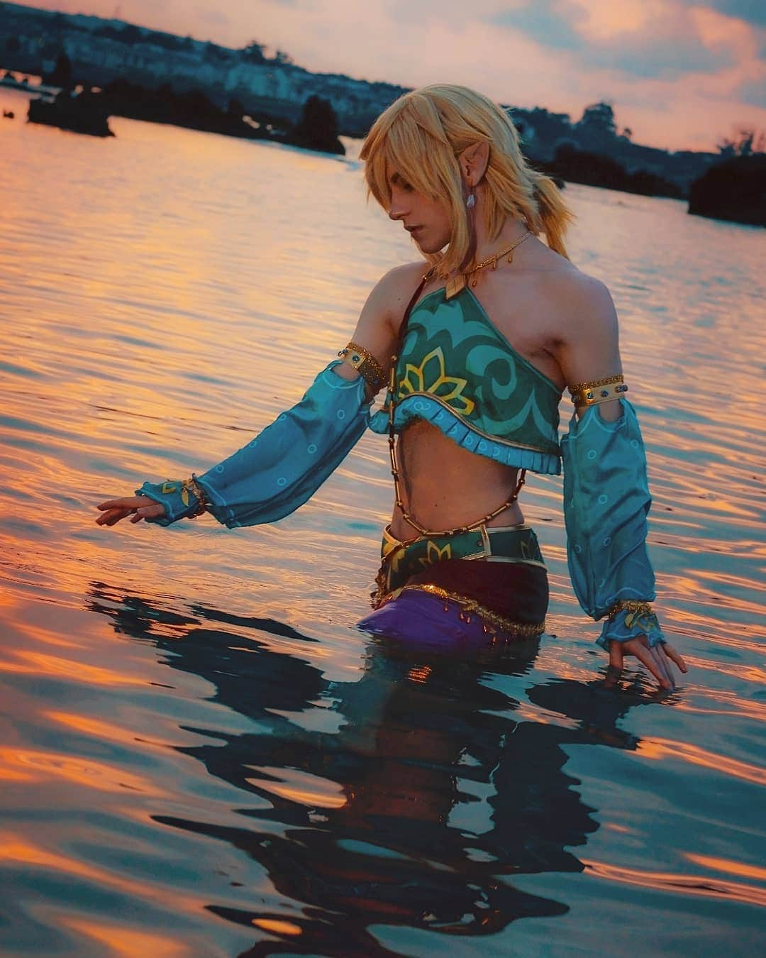 Geheさんのインスタグラム写真 - (GeheInstagram)「🌊🌊🌊 The light was too low to get quality photos by this time, but it was a really cool experience to shoot on the beach! Next time I want to try underwater photoshoots *Q*  #botw #gerudoLink #Zelda #ZeldaBreathOfTheWild  Photo by @reinoharu.ph」8月25日 2時32分 - geheichou