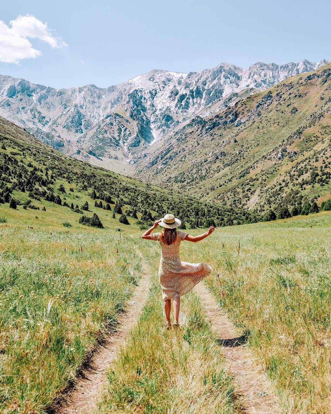 Izkizのインスタグラム：「Running through the Kishi Kayndy Gorge in Aksu-Zhabagly Nature Reserve. 🏔 This place was so beautiful and unspoiled with deep canyons, snow topped mountains and a turquoise river running through it. We had the best 2 days exploring, hiking, eating traditional Kazakh cuisine and having picnics in places that look like they’re straight out of a postcard. There was no internet which meant we connected with nature and fully enjoyed what this part of the country has to offer. Southern Kazakhstan you are beautiful! 🇰🇿 #jastarjyly #openqazaqsta #southqazaqstan #kazakhstan #ad」