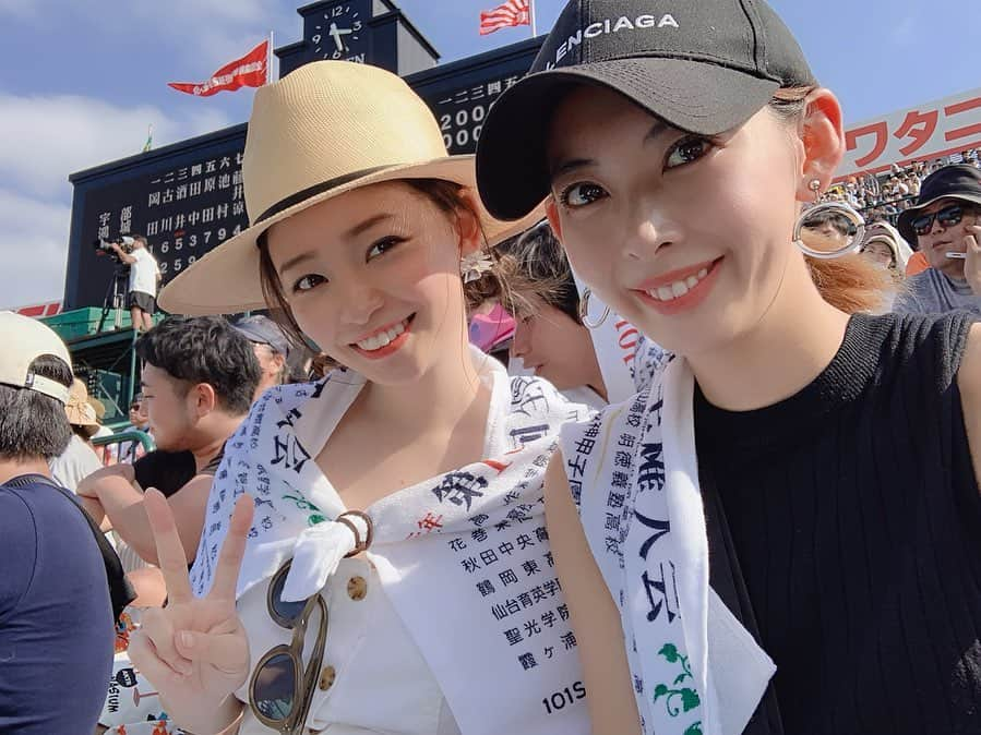 陽菜えみるさんのインスタグラム写真 - (陽菜えみるInstagram)「. 甲子園観戦振り返り⚾️🏟💫 . 大阪入りして初日は 3回戦である宇部鴻城対明石商業と 海星対八戸光星を観てきました😆📣 2日後には準々決勝の履正社対関東一🌟 台風で甲子園の日程がずれ込んだり チケットがもうなかったりと スケジュールは狂いましたが 2日で甲子園3戦を 観ることが出来ました‼️‼️ . 野球番組でお世話になってから 仲良くさせてもらってる 元木さんのマネージャーさん すがちゃんにも会えた🥰 まさかで地方で会えるとは しかも甲子園で嬉しい❤️❤️ . 3枚目🎦 宇部の投手岡田くん 明石相手に力投‼️‼️ vs 明石の3番重宮くん 甲子園7割さすがのHR‼️‼️ . 4枚目🎦 光星で注目してた遊撃手 武岡くん⚾️💫 vs そのナイスバッティングを 好守備で阻んだ海星の遊撃手 浦田くんもよかった👏✨ . . #野球 #野球観戦 #野球好き #野球女子 #無類の野球好き #スポーツ好き #いつもありがとう ❤️ #甲子園 #夏の甲子園 #明石商業 #宇部鴻城 #海星 #八戸光星 #甲子園応援 #甲子園応援ソング #熱闘甲子園 #宿命 #official髭男dism さん #青春 #笑いあり涙あり #青春をありがとう #青春を再び #感動をありがとう 😭✨✨ #今しかない瞬間 だから さらに熱くなれる #奇跡じゃなくていい #美しくなくていい #いきがい ってやつが輝くから ただ宿命ってやつをかざして 立ち向かうだけなんだ」8月25日 2時44分 - emiru_haruna