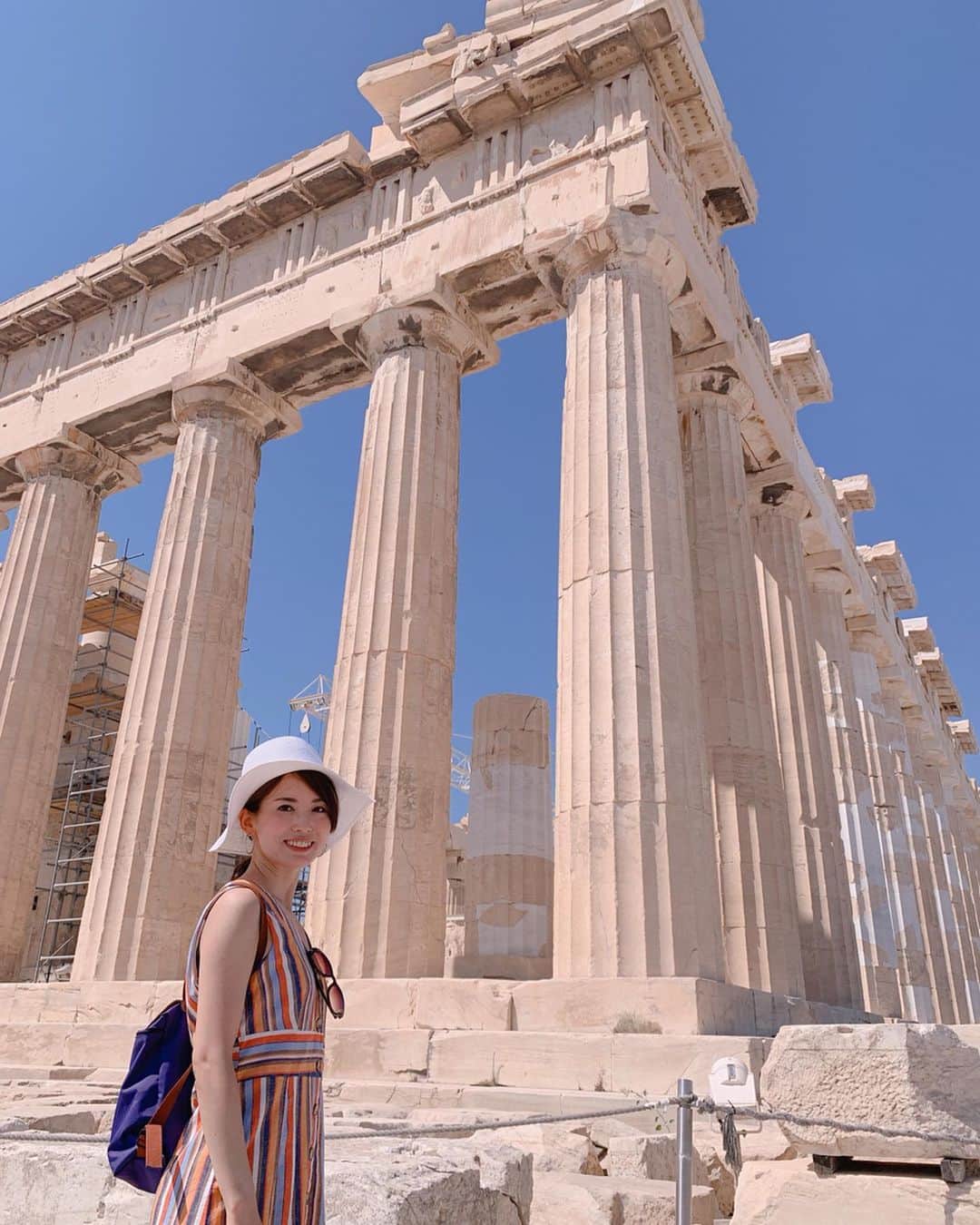 早川茉希さんのインスタグラム写真 - (早川茉希Instagram)「【🇬🇷アテネ（Athens）🇬🇷】 ・ バルセロナから#ギリシャ の#アテネ へ🛫  8月のアテネはとにかく暑かった😂☀️ 遺跡巡りはずっと屋外なので、 こまめに水分補給していても熱中症になりかけました💦  #パルテノン神殿 や#ゼウス神殿 も良いけれど、 個人的に行って良かったのは 近代オリンピックが初めて開かれた Panathenaic Stadium🏟（pic6〜9枚目）  オーディオガイドを聴きながら スタジアムの造りや歴史、 選手が通った通路などを見て回りました😍 来年の東京オリンピックを前に訪れることができて 改めてその歴史を実感✨✨ ・ そしてアテネで楽しみだったのは、 日本から撤退してしまった APIVITAでのお買い物😍🛍 ・ お友達にオススメされたヘアトリートメントと、 フェイスマスクを購入❣️ 傷みすぎていた髪の毛もサラサラ😭👍🏻✨ フェイスマスクもすごく良いと聞いたので使うのが楽しみ🧖‍♀️ ・ #athens #europe #trip #parthenontemple #オリンピック #オリンピックスタジアム #久々にトラック走った笑 #一等 #遅 #アテネ #アテネ観光 #とにかく暑い #ギリシャ #ギリシャ旅行 #ヨーロッパ周遊 #ヨーロッパ #旅行 #panathenaicstadium #近代オリンピック #来年のオリンピックがますます楽しみ #apivita #facemask #スキンケア #タビジョ #旅行好きな人と繋がりたい  #makiヨーロッパ旅行2019」8月25日 2時55分 - maki_hayakawa