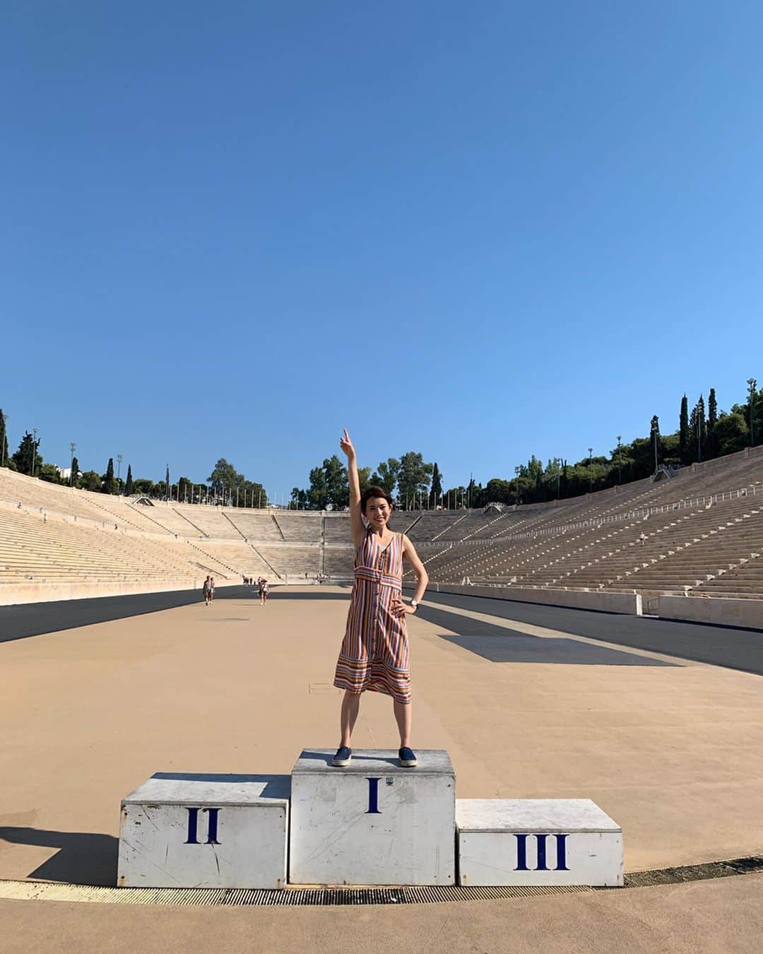 早川茉希さんのインスタグラム写真 - (早川茉希Instagram)「【🇬🇷アテネ（Athens）🇬🇷】 ・ バルセロナから#ギリシャ の#アテネ へ🛫  8月のアテネはとにかく暑かった😂☀️ 遺跡巡りはずっと屋外なので、 こまめに水分補給していても熱中症になりかけました💦  #パルテノン神殿 や#ゼウス神殿 も良いけれど、 個人的に行って良かったのは 近代オリンピックが初めて開かれた Panathenaic Stadium🏟（pic6〜9枚目）  オーディオガイドを聴きながら スタジアムの造りや歴史、 選手が通った通路などを見て回りました😍 来年の東京オリンピックを前に訪れることができて 改めてその歴史を実感✨✨ ・ そしてアテネで楽しみだったのは、 日本から撤退してしまった APIVITAでのお買い物😍🛍 ・ お友達にオススメされたヘアトリートメントと、 フェイスマスクを購入❣️ 傷みすぎていた髪の毛もサラサラ😭👍🏻✨ フェイスマスクもすごく良いと聞いたので使うのが楽しみ🧖‍♀️ ・ #athens #europe #trip #parthenontemple #オリンピック #オリンピックスタジアム #久々にトラック走った笑 #一等 #遅 #アテネ #アテネ観光 #とにかく暑い #ギリシャ #ギリシャ旅行 #ヨーロッパ周遊 #ヨーロッパ #旅行 #panathenaicstadium #近代オリンピック #来年のオリンピックがますます楽しみ #apivita #facemask #スキンケア #タビジョ #旅行好きな人と繋がりたい  #makiヨーロッパ旅行2019」8月25日 2時55分 - maki_hayakawa
