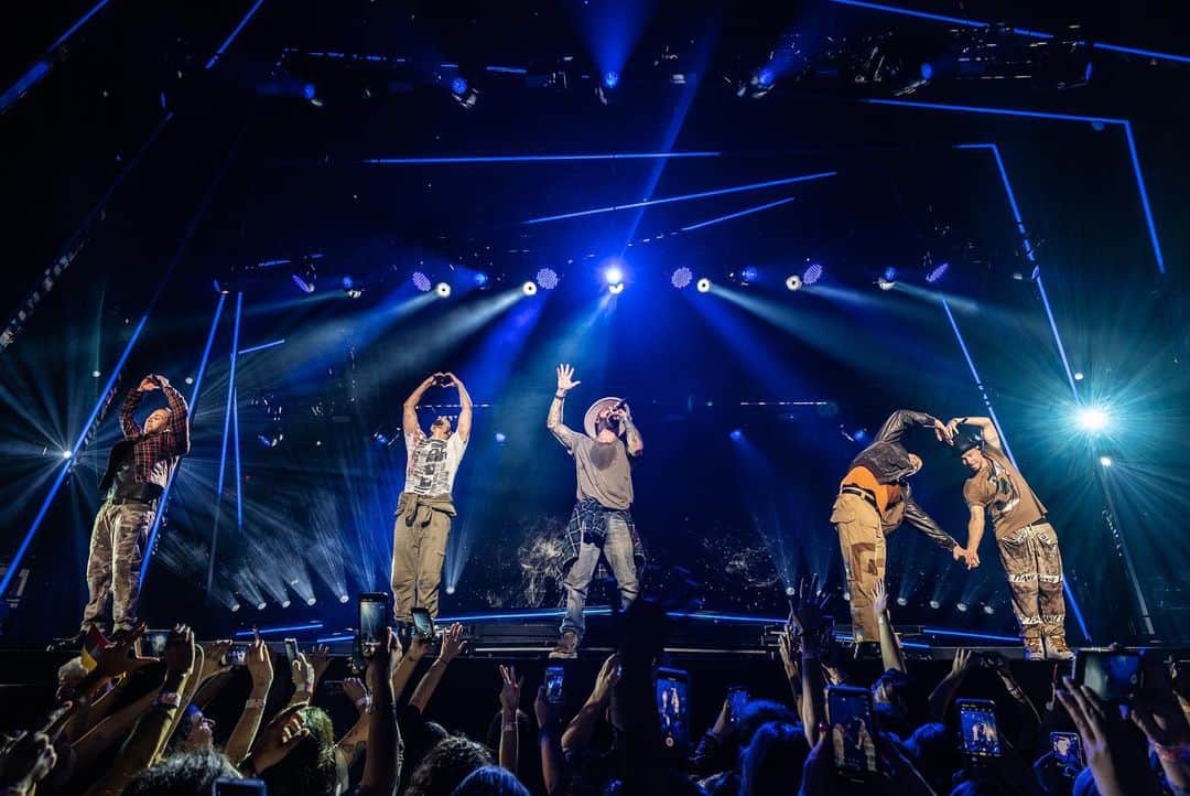 backstreetboysさんのインスタグラム写真 - (backstreetboysInstagram)「Fort Lauderdale you were out of this world! So much love! #BSBFTL #DNAWorldTour」8月25日 3時12分 - backstreetboys
