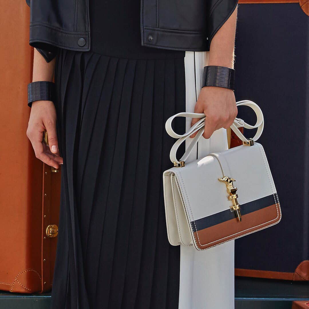 のインスタグラム：「Compact design, effortless style. Tap the link in bio to discover more.  #Trussardi #TrussardiBags」
