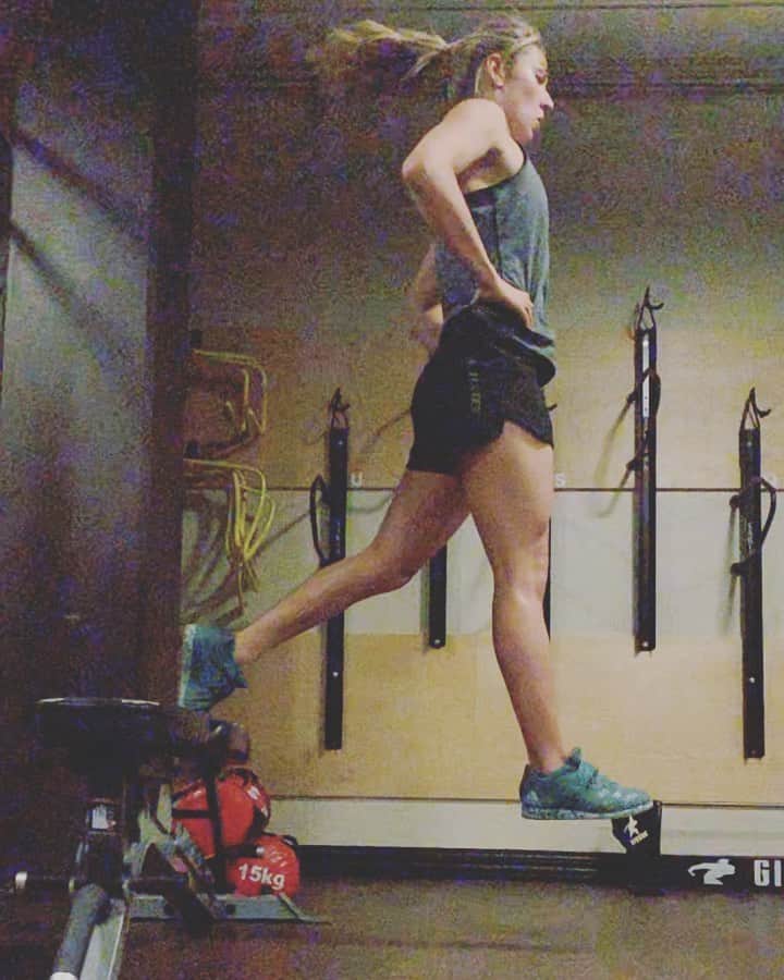 ミカエラ・シフリンのインスタグラム：「“I’ll be up up and away, up up and away cuz they gonna judge me anyway, so whatevahhhhh” (ps peep the face at the top of each jump😂🤦‍♀️)」