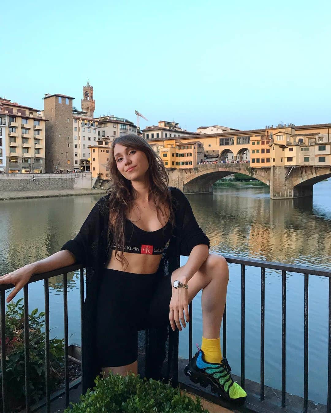 アンジェリーク・アバチキナのインスタグラム：「Florence ft. Ponte Vecchio ⚜️🇮🇹 #florence #italy #firenze #florenceitaly #pontevecchio #vecchio #summer #vacation #calvinklein #beautifulview #river」