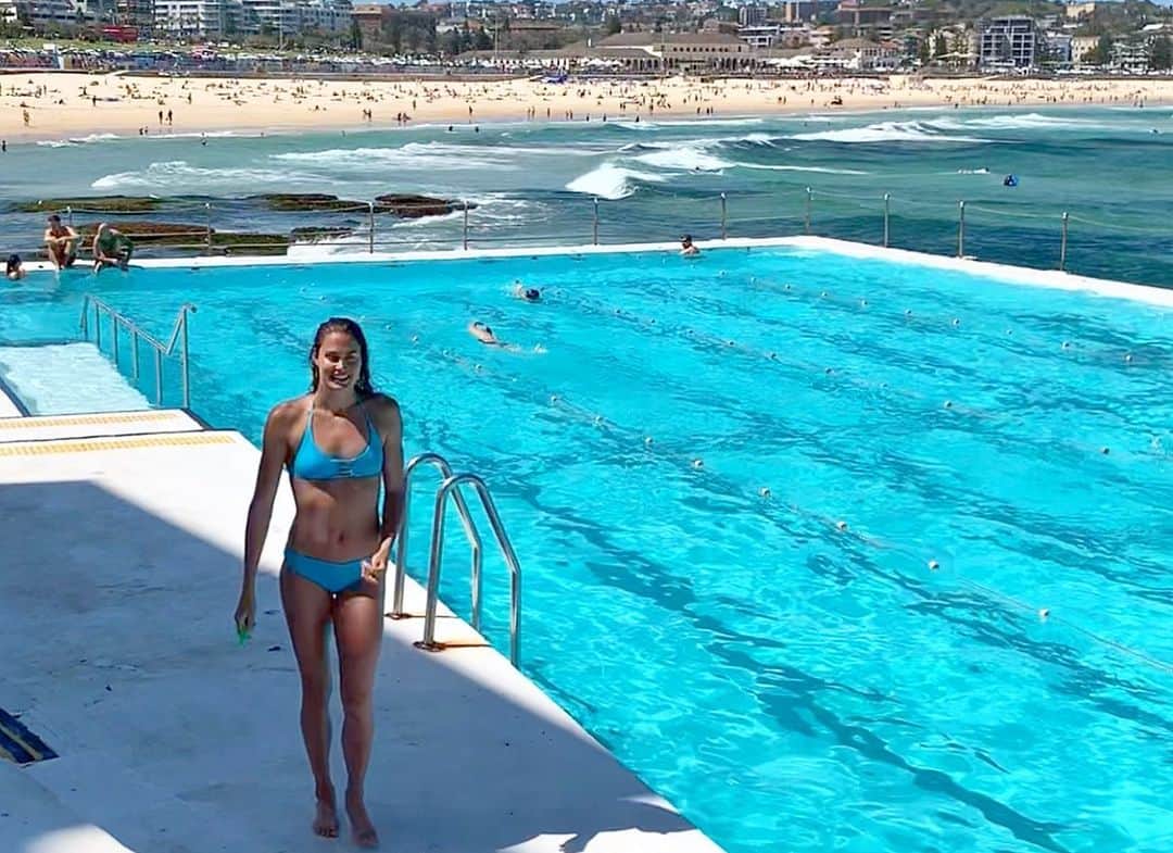 ズザンナ・ヤカボスのインスタグラム：「pool deck on point 👌🏻 which one is your favorite pool?」