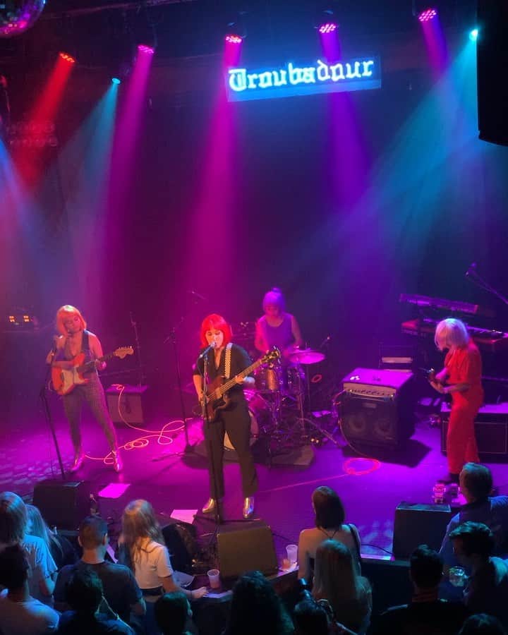 ケヴィン・スミスのインスタグラム：「So @harleyquinnsmith is in @thetenthband and last night, they played at the legendary West Hollywood venue @thetroubadour! HQ, @themusicalmushroom, @edenhain, and @kelly.drums tore through their 30 minute set like pros! @jenschwalbach and I watched our 20 year old daughter rock out while we tried to figure out where *our* 20’s (and 30’s and 40’s) went. But suddenly, I saw a mini mosh pit break out and I felt like I was 18 again: Because at 18, I would also stay far away from the mosh pit for fear of getting hurt. My kid, on the other hand? She’s artistically fearless. #KevinSmith #harleyquinnsmith #thetenthband #thetroubadour #livemusic #prouddad #bubblegumpunk」
