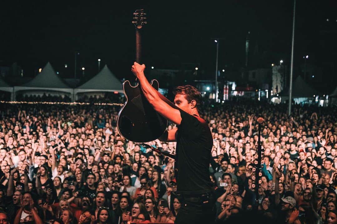 Simple Planさんのインスタグラム写真 - (Simple PlanInstagram)「Quelle soirée au @festival_de_la_poutine hier! Merci à tous nos fans du Québec pour cet accueil si incroyable. On vous aime! 🖤🖤🖤 Et un énorme merci à nos amis @lestroisaccords pour l’invitation! 🙏🏻🙏🏻🙏🏻 On refait ça ce soir à Montréal au show-bénéfice @strangersinthenightmtl 🤘🏻🤘🏻🤘🏻 What a night at @festival_de_la_poutine yesterday! Thanks to all our fans from Quebec for an incredible show! We love you! 🖤🖤🖤 Let’s do it again tonight at the @strangersinthenightmtl benefit show! 🤘🏻🤘🏻🤘🏻 📸: @goodguychady」8月25日 3時42分 - simpleplan