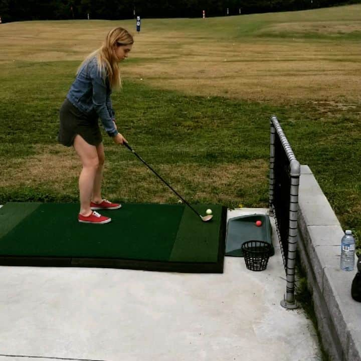 アレーヌ・シャルトランのインスタグラム：「My first time to a driving range was full of emotions... 🤣➡️🤔➡️🤷‍♀️ Mini golf is more my style ⛳」