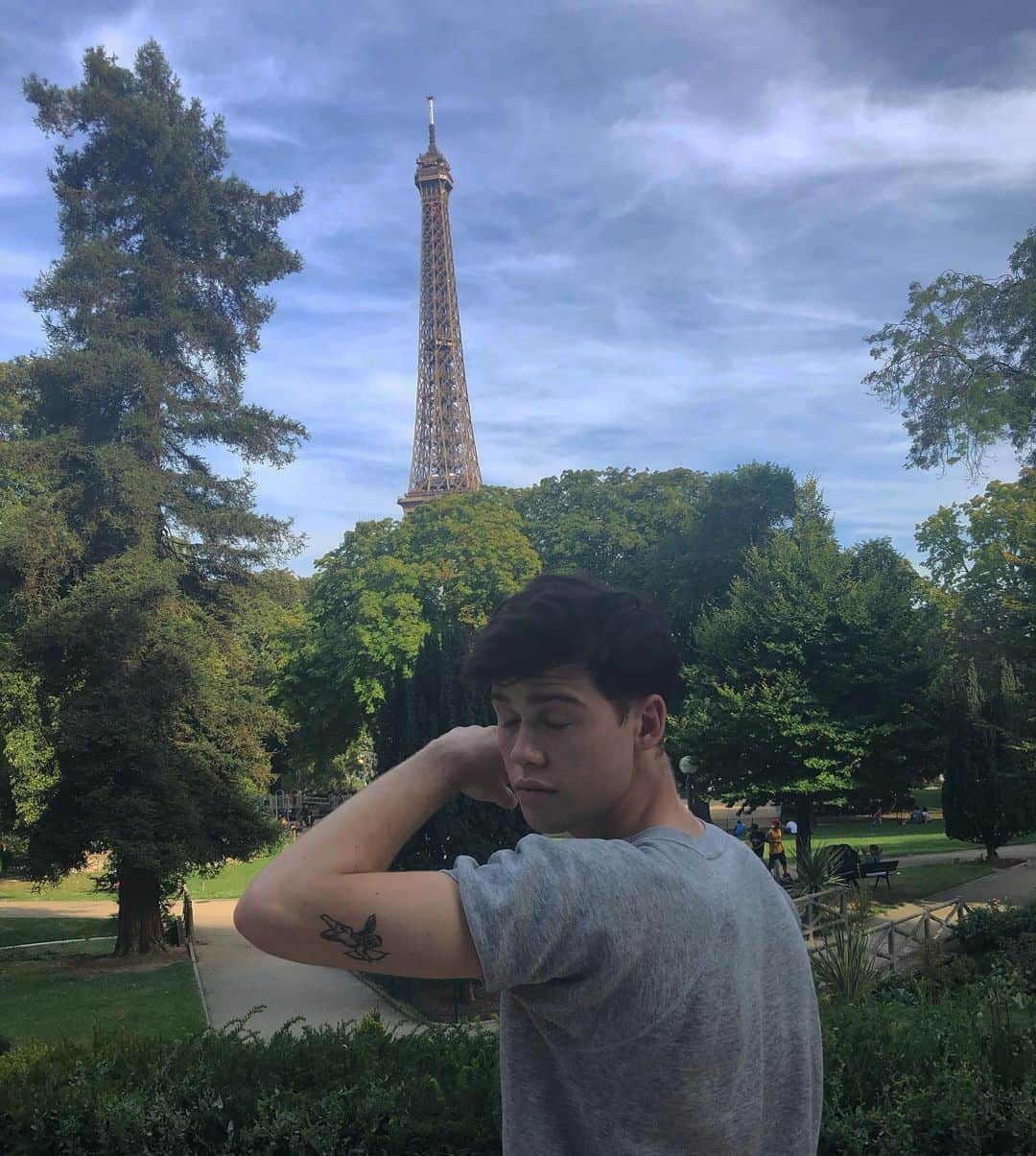 エイダン・J・アレクサンダーのインスタグラム：「some pics of me half awake」