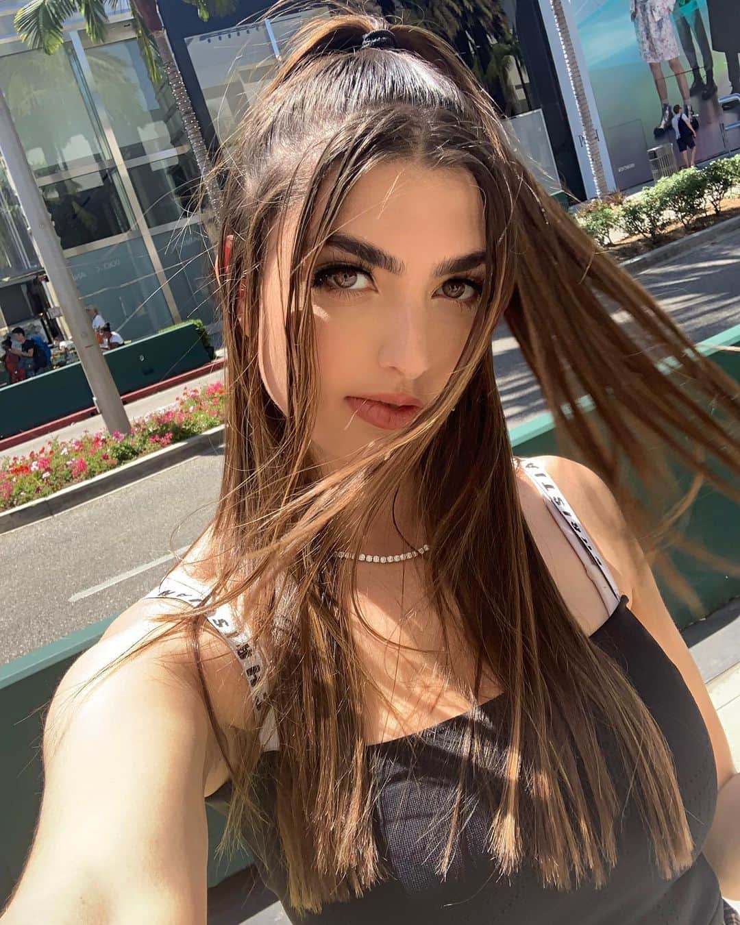 のインスタグラム：「I’m finding that right now my camera-roll doesn’t really have any pictures of myself- truly and honestly only pictures of my dog sitting in different locations of my house. So enjoy the only couple pictures of me from when I left the house that one time!!」