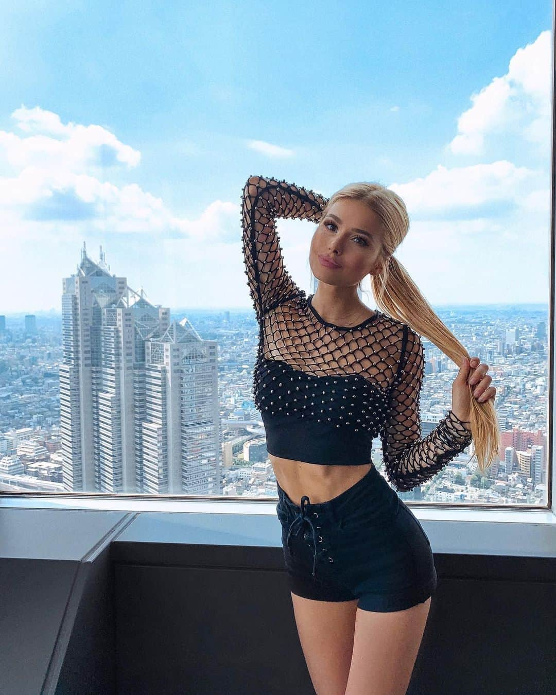 パメラ・ライフさんのインスタグラム写真 - (パメラ・ライフInstagram)「swipe to get a kiss from 202 meters above 🥰🇯🇵 . . went to the Metropolitan Government Building after 4h of sleep with my hungry (or super hAngry) brother because it was supposed to get cloudy and stormy one hour later 😂 the view was definitely worth it, you were able to get a 360° view on Tokyo! This building is not the highest in the city but since it was closest to our hotel we went for that one 🏙🌚 random fact: entry was free & no ticket required. If you’re used to the prices you need to pay for seeing a view in other cities (compare NYC) this is really impressive #tokyo」8月25日 4時10分 - pamela_rf